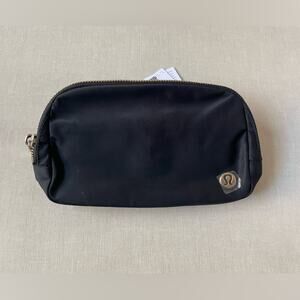 Lululemon Everywhere Belt Bag 1L *Wordmark - Black/Gold